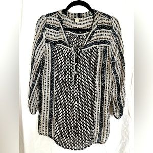Lucky brand M textured blouse! Pairs well with black jeans or slacks <3